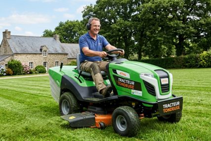 Tracteur tondeuse jardin pelouse