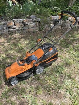image client 1 Tondeuse Électrique Lawnmaster M2EB1637M