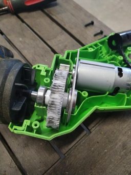image client 7 Tondeuse À Gazon Électrique Greenworks GD24LM33LT25K4