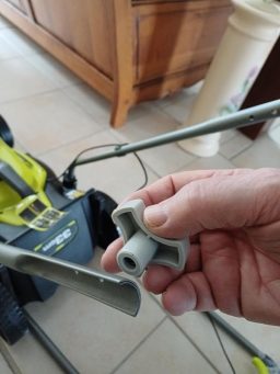 image client 7 Tondeuse sans fil Ryobi RLM18X33B40