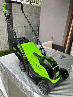 image client 8 Tondeuse À Gazon sans fil Greenworks GD24LM33K2